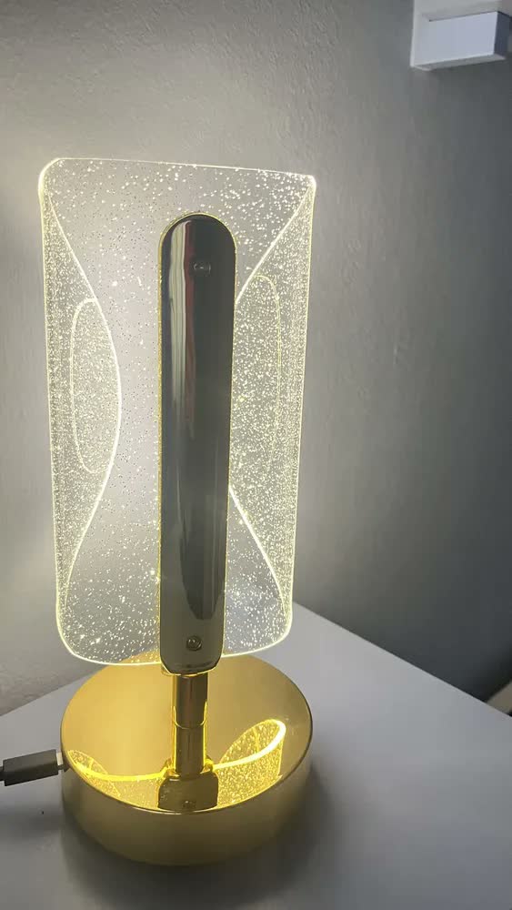 foto de Luminária LED de Mesa Recarregável Dourada EPM Imports, Sem Fio e Com 3 Tons de Luz