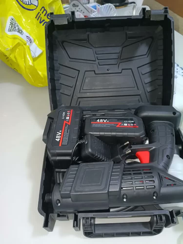 foto de Lavadora Lava Jato Portátil Alta Pressão 2 Baterias Recarregavel Com Maleta Completa Bivolt Multigoods Para Carro Moto Quintal Janelas