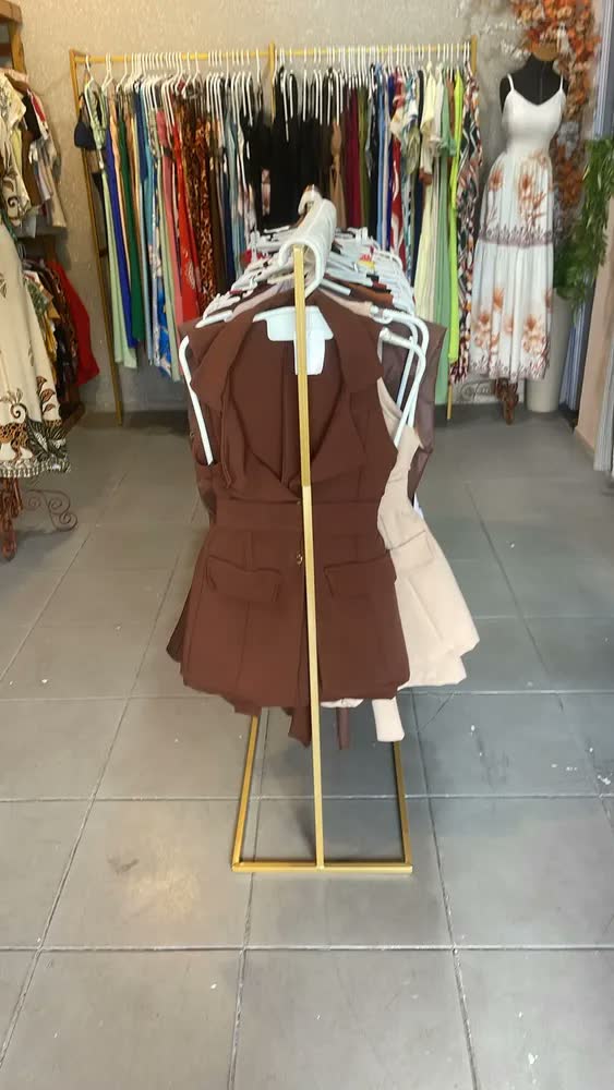 foto de Arara De Roupas Industrial Closet Lojas Cabideiro Dourado