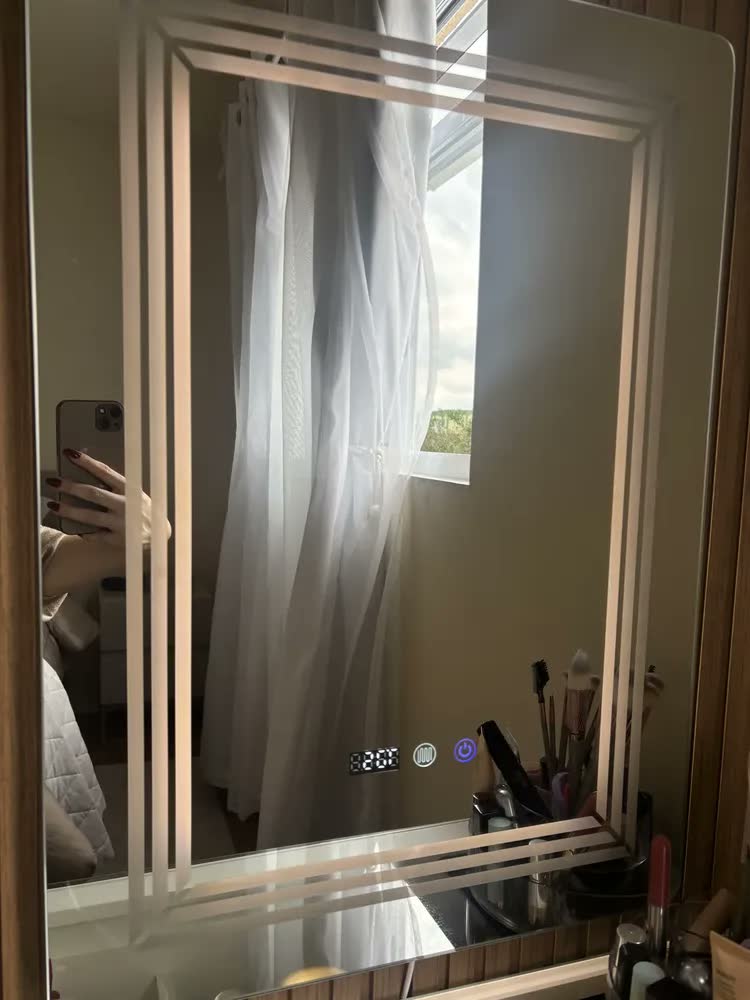 foto de Espelho Retangular de Parede com Moldura Dourada LED, 75