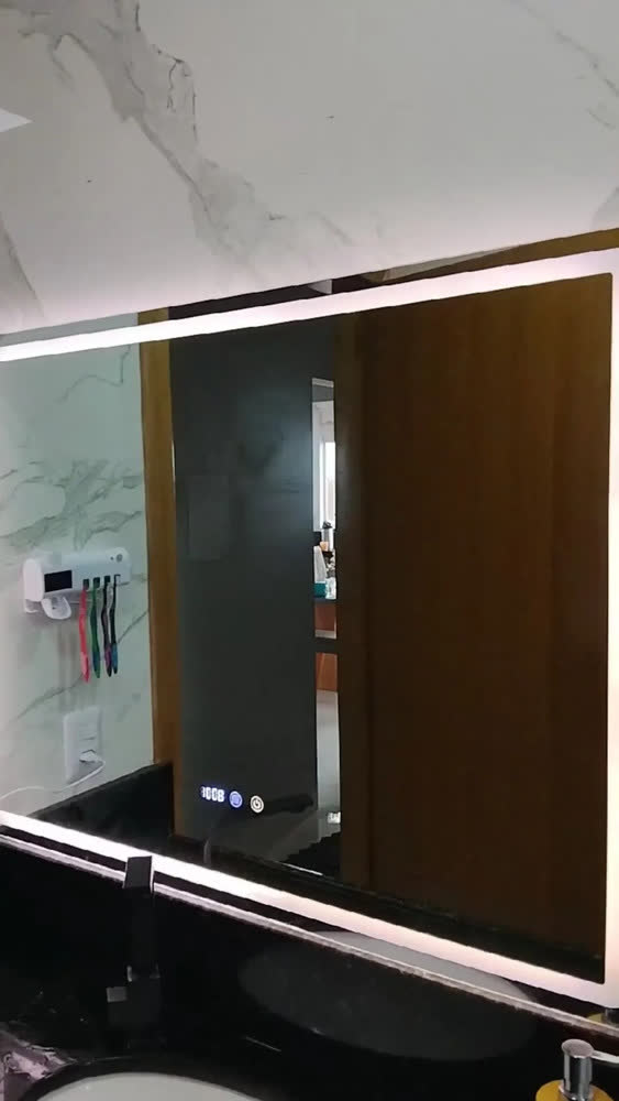 foto de Espelho Retangular de Parede com Moldura Dourada LED, 75