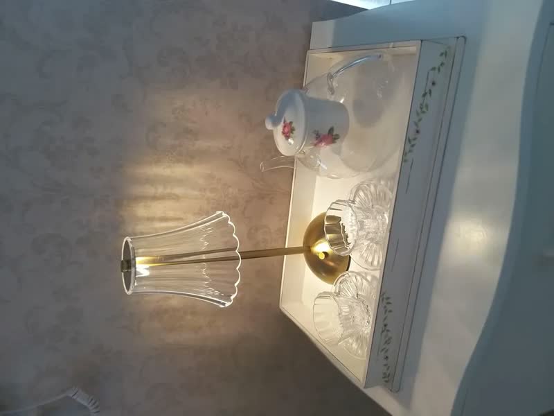 foto de Abajur Mesa Saia De Seda Com Barra Led Sensor Sem Fio 3 Cor Dourado 0