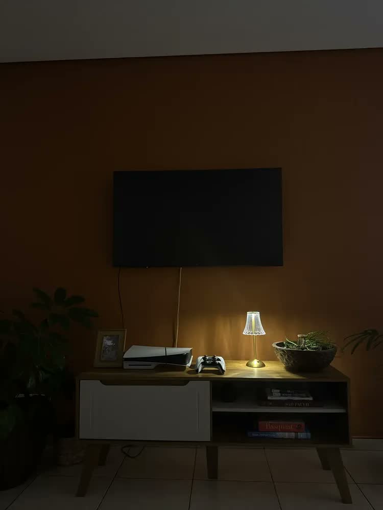 foto de Abajur Mesa Saia De Seda Com Barra Led Sensor Sem Fio 3 Cor Dourado 0