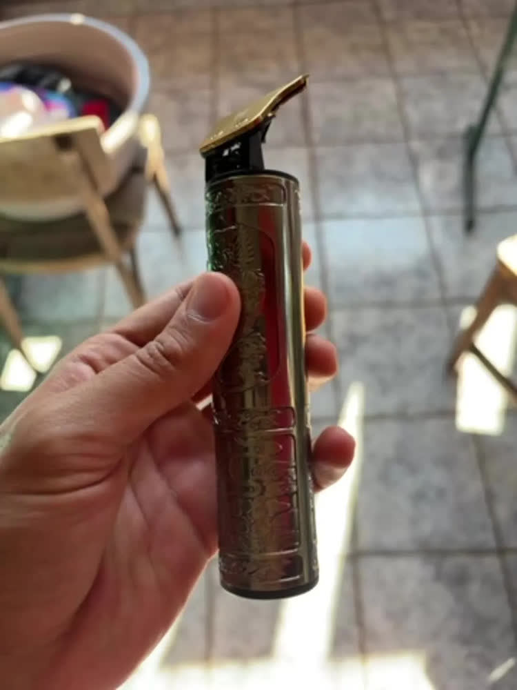 foto de Máquina Barbear Profissional Com Visor Elétrica Maquininha Dragão Dourado Recarregável Para Cabelo E Barba, Acabamento Hair Trimmer Preto E Dourado 127/220v