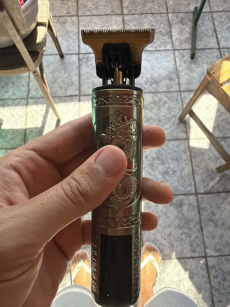 foto de Máquina Barbear Profissional Com Visor Elétrica Maquininha Dragão Dourado Recarregável Para Cabelo E Barba, Acabamento Hair Trimmer Preto E Dourado 127/220v