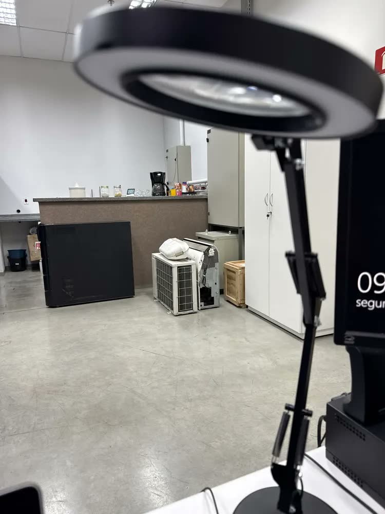 foto de Luminária Lupa Articulada Dost Pet de Mesa e Bancada, LED Bivolt com USB