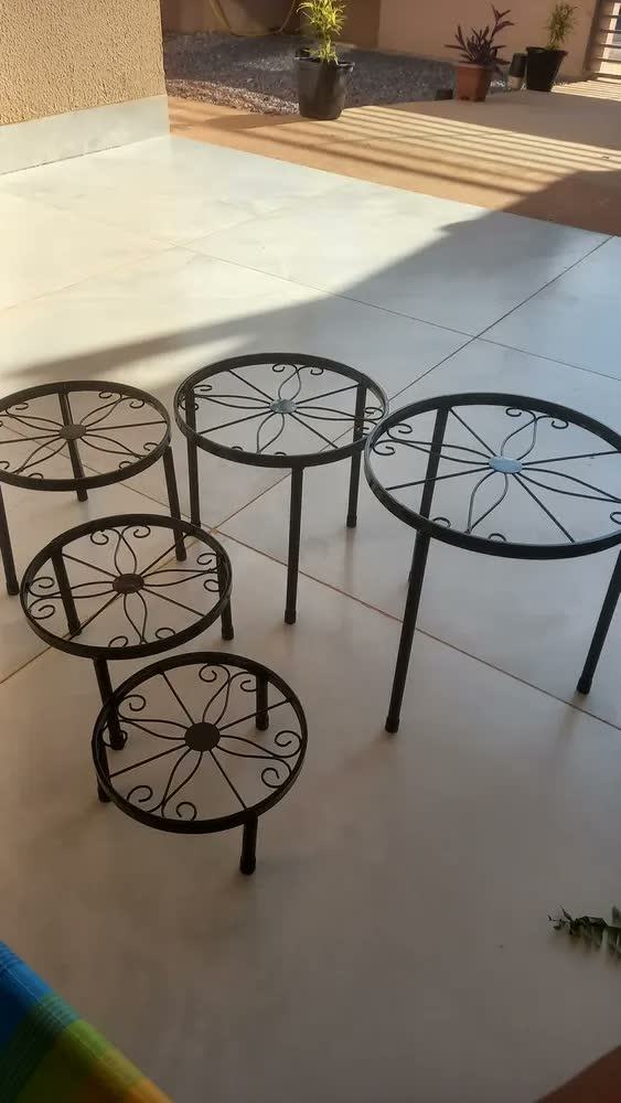foto de Kit 5 Suportes de Chão para Vasos de Plantas em Metal Antiderrapantes e Resistentes à Ferrugem para Sala Varanda Jardim e Pátio