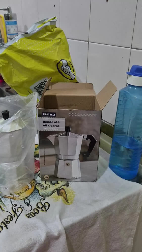 foto de Cafeteira Italiana Moka Alumínio 6 Xícaras Café Expresso Espresso Para Fogão Manual Tradicional Resistente 300 Ml Casa Premium Sólar