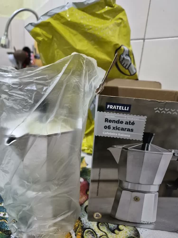 foto de Cafeteira Italiana Moka Alumínio 6 Xícaras Café Expresso Espresso Para Fogão Manual Tradicional Resistente 300 Ml Casa Premium Sólar