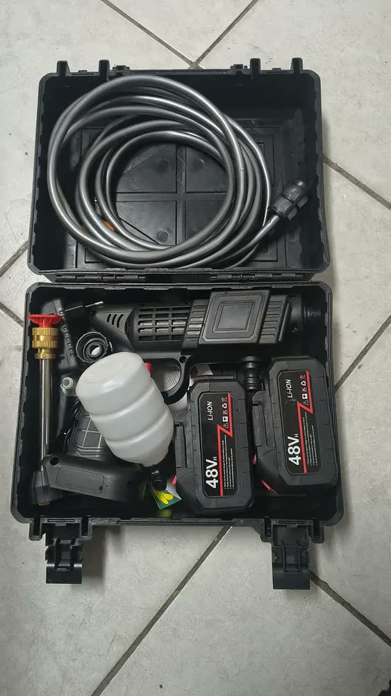 foto de Lavadora De Alta Pressão Vap Portátil Sem Fio Bateria Lava Jato Elétrica Recarregável P/ Lavar Carro Moto Quintal C/ 2 Baterias Quicko Bico Mangueira Dispenser De Sabão Lavadora Alta Pressao Portátil