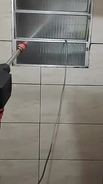 foto de Lavadora De Alta Pressão Vap Portátil Sem Fio Bateria Lava Jato Elétrica Recarregável P/ Lavar Carro Moto Quintal C/ 2 Baterias Quicko Bico Mangueira Dispenser De Sabão Lavadora Alta Pressao Portátil