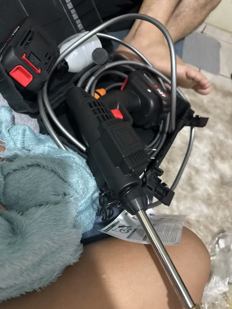 foto de Lavadora De Alta Pressão Vap Portátil Sem Fio Bateria Lava Jato Elétrica Recarregável P/ Lavar Carro Moto Quintal C/ 2 Baterias Quicko Bico Mangueira Dispenser De Sabão Lavadora Alta Pressao Portátil
