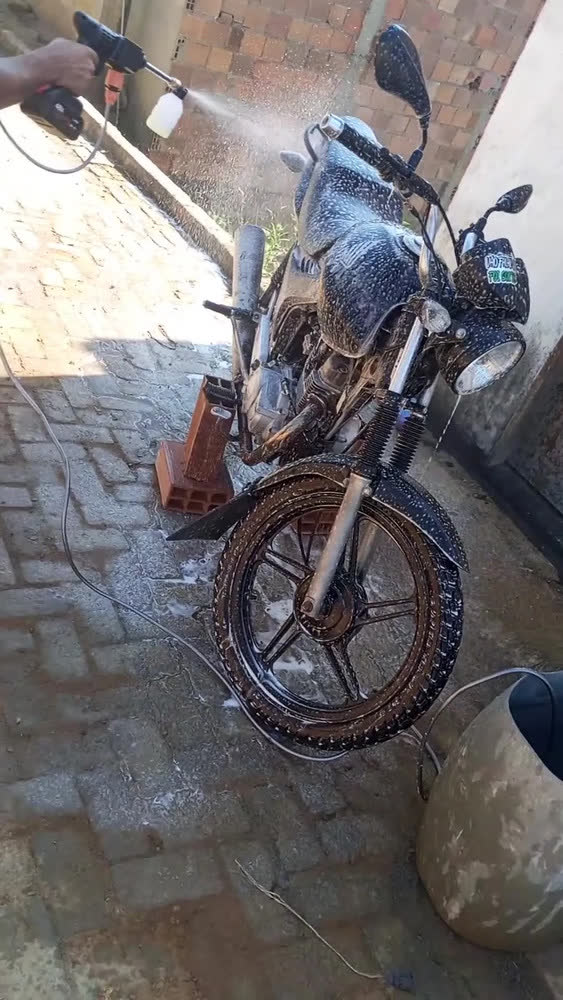 foto de Lavadora De Alta Pressão Vap Portátil Sem Fio Bateria Lava Jato Elétrica Recarregável P/ Lavar Carro Moto Quintal C/ 2 Baterias Quicko Bico Mangueira Dispenser De Sabão Lavadora Alta Pressao Portátil