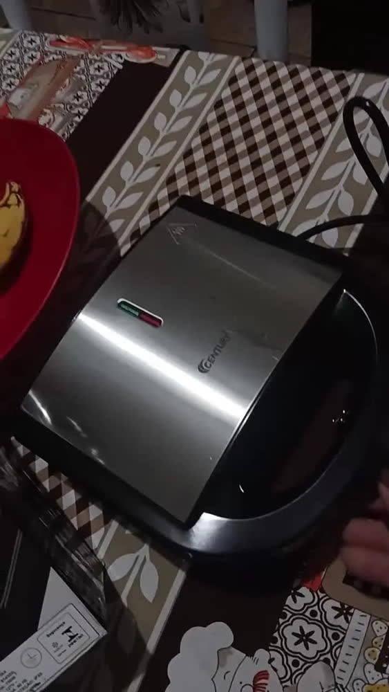 foto de Sanduicheira 2 em 1 Elétrica Grill Inox Antiaderente 750W