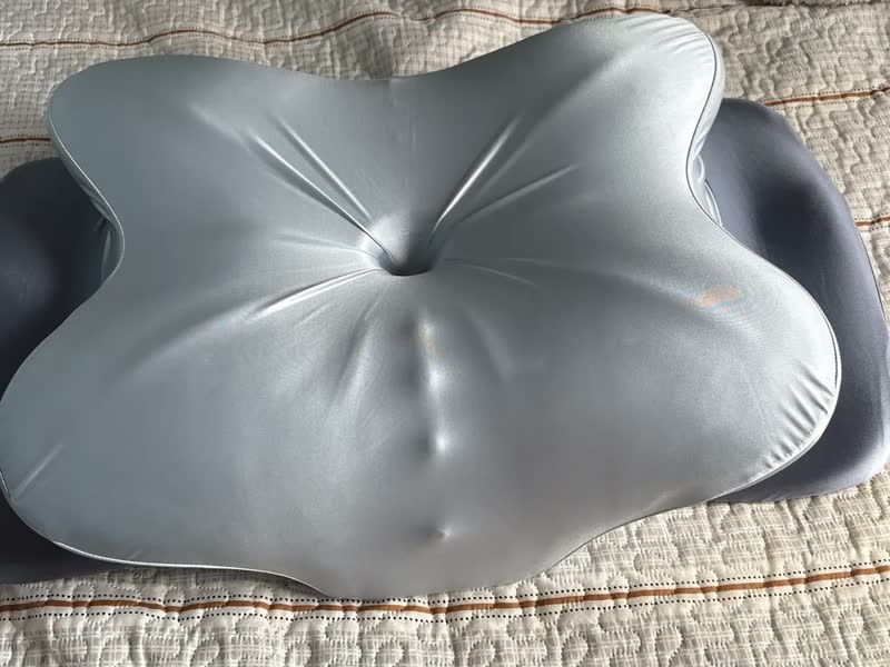 foto de BETWO Travesseiro Cervical Ortopédico Ergonômico de Espuma Viscoelástica, Formato Borboleta com Suporte para Pescoço e Ombros, para Dormir de Lado e de Costas, com Máscara para olhos, 60*36*12CM Cinza