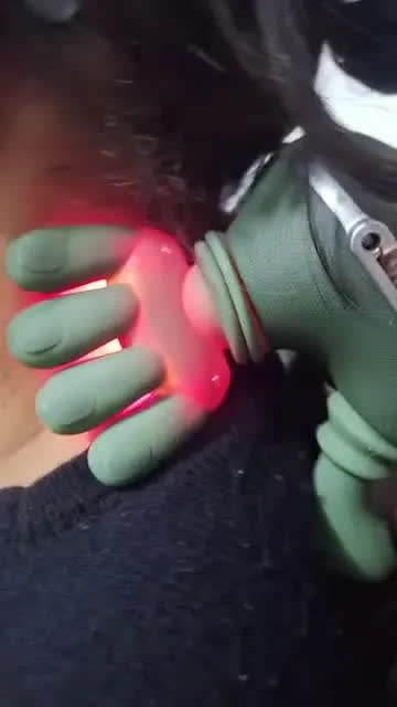 foto de Massageador Pescoço Ombro Mãozinha 3D Elétrico Com Aquecimento Recarregável Maozinha Portátil Relaxante Corporal Compacto e Prático Usar em casa ou Trabalho Cervical - DOK MEDICAL SUPPLIES