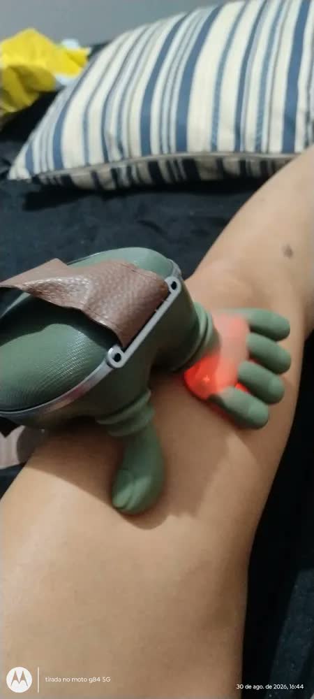 foto de Massageador Pescoço Ombro Mãozinha 3D Elétrico Com Aquecimento Recarregável Maozinha Portátil Relaxante Corporal Compacto e Prático Usar em casa ou Trabalho Cervical - DOK MEDICAL SUPPLIES