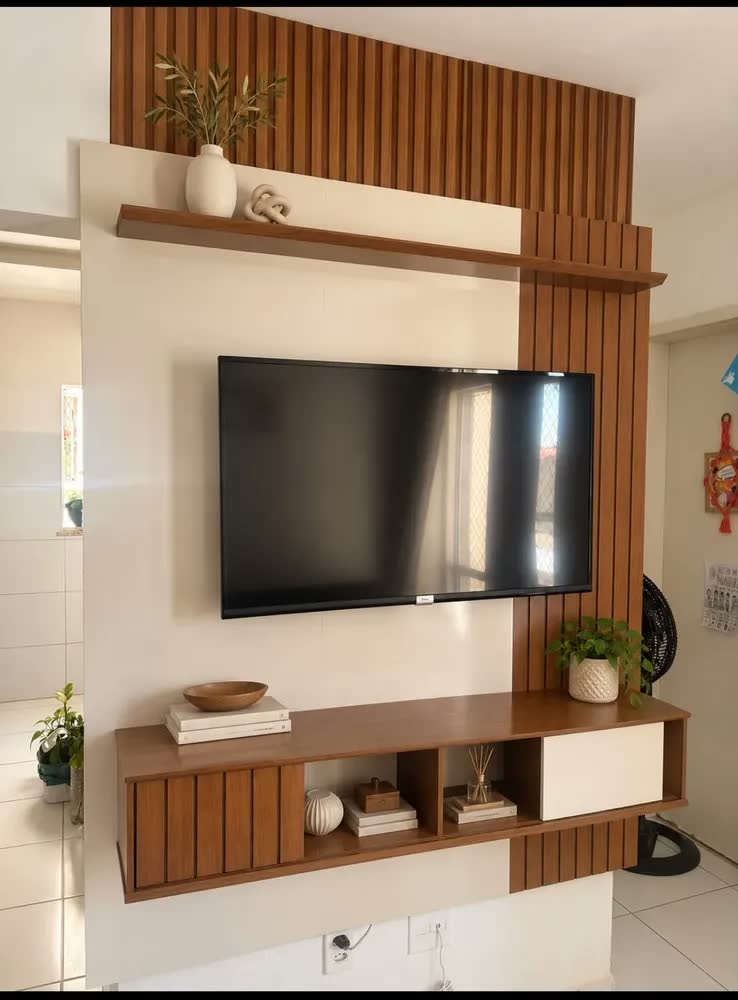 foto de Painel Bancada Suspensa Dj Cosmos 1500 Para Tv Até 55 Ripado Porta Deslizante Design Sala Moderna Trio Casa Freijó/off White