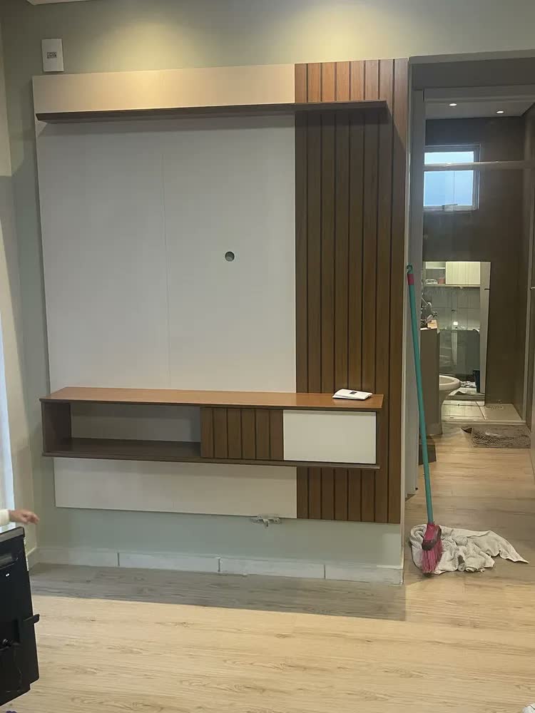 foto de Painel Bancada Suspensa Dj Cosmos 1500 Para Tv Até 55 Ripado Porta Deslizante Design Sala Moderna Trio Casa Freijó/off White