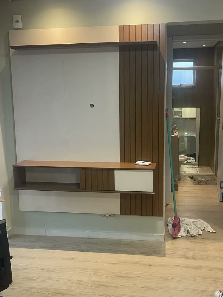 foto de Painel Bancada Suspensa Dj Cosmos 1500 Para Tv Até 55 Ripado Porta Deslizante Design Sala Moderna Trio Casa Freijó/off White