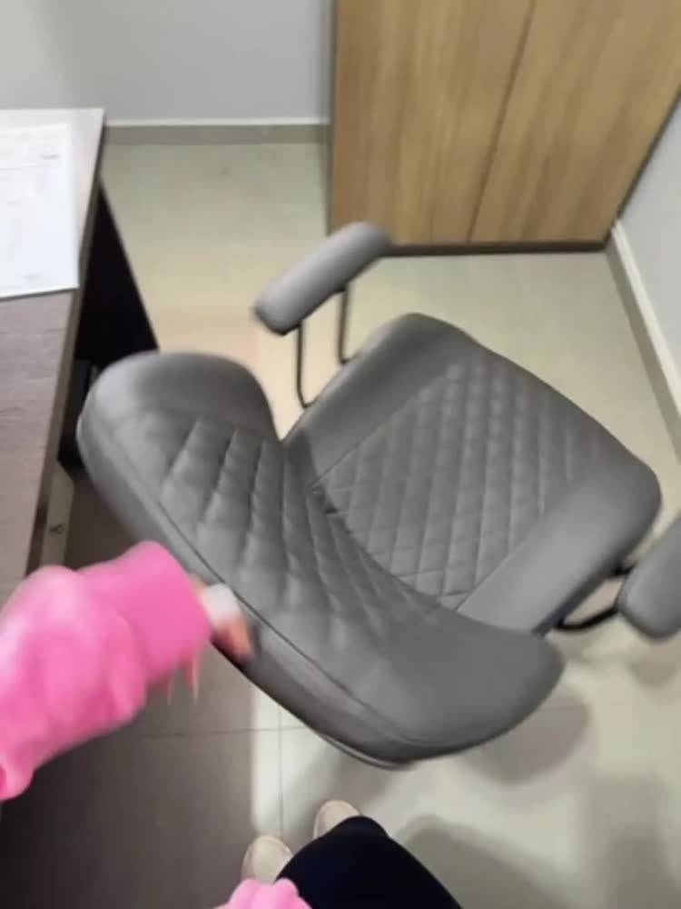 foto de Cadeira De Escritório Ergonômica Milano Luvinco Executiva Couro Apoio de Braços Apoio Lombar Altura Ajustável Rodízio Borracha Anti Risco Cor Marrom