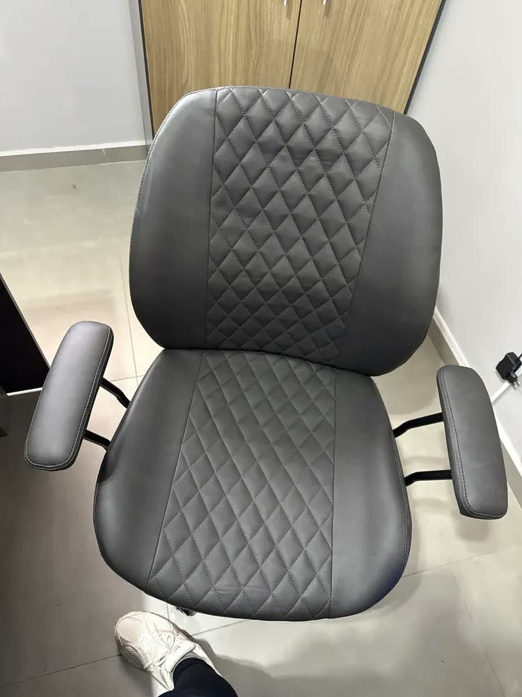 foto de Cadeira De Escritório Ergonômica Milano Luvinco Executiva Couro Apoio de Braços Apoio Lombar Altura Ajustável Rodízio Borracha Anti Risco Cor Marrom