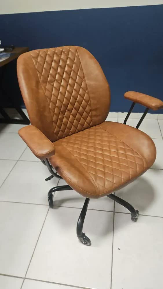 foto de Cadeira De Escritório Ergonômica Milano Luvinco Executiva Couro Apoio de Braços Apoio Lombar Altura Ajustável Rodízio Borracha Anti Risco Cor Marrom
