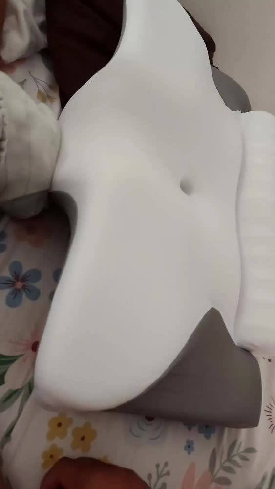 foto de Pluma Negra Travesseiro Cervical Ortopédico Borboleta 2 em 1, Espuma Viscoelástica de Memória, Ergonômico com Rolo de Pescoço, Suporte Cervical para Dormir de Lado e de Costas, Apoio Coluna,66*43*13cm