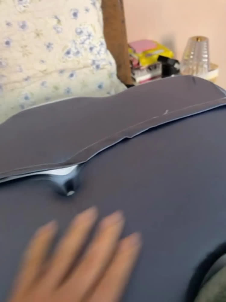 foto de BETWO Travesseiro Ortopédico Cervical Borboleta 2 em 1, Espuma de Memória Viscoelástica, Ergonômico com Rolo de Pescoço, Suporte Cervical para Dormir de Lado, Costas e Alívio da Pressão e Capa Lavável