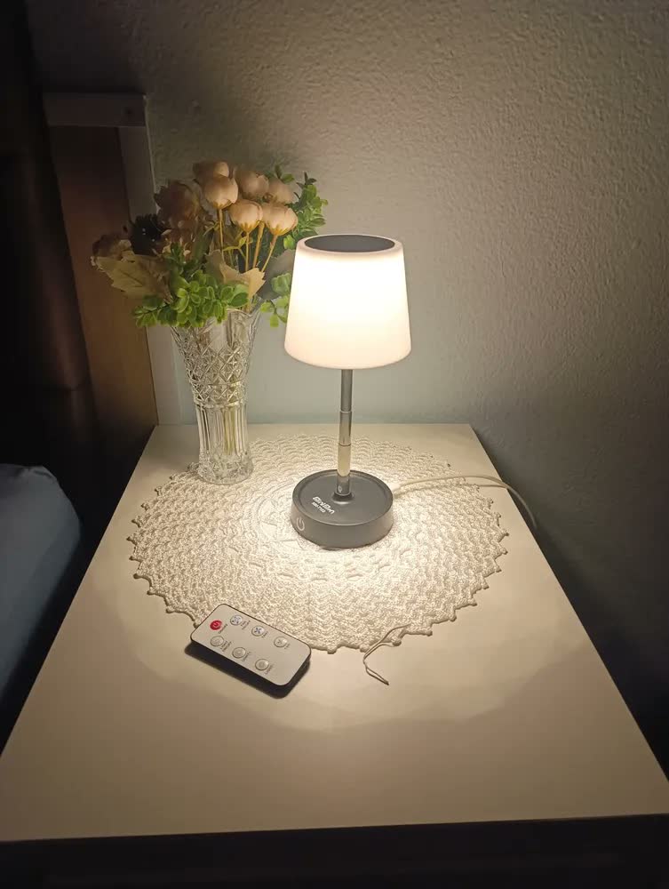 foto de Luminária de Mesa LED Touch Recarregável USB-C Sem Fio Dimerizável Luz Quente Haste Retrátil Ajustável Abajur Portátil para Quarto Cabeceira Leitura Estudo Escritório Base Branca Exclusivo Relógios