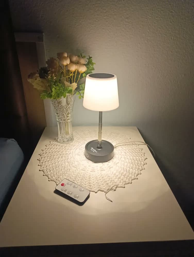 foto de Luminária de Mesa LED Touch Recarregável USB-C Sem Fio Dimerizável Luz Quente Haste Retrátil Ajustável Abajur Portátil para Quarto Cabeceira Leitura Estudo Escritório Base Branca Exclusivo Relógios