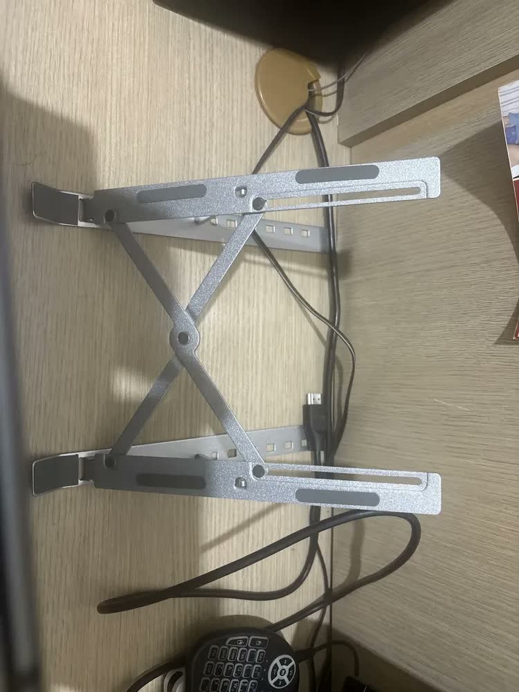 foto de Suporte Para Notebook e Macbook de Alumínio Dobrável Prateado