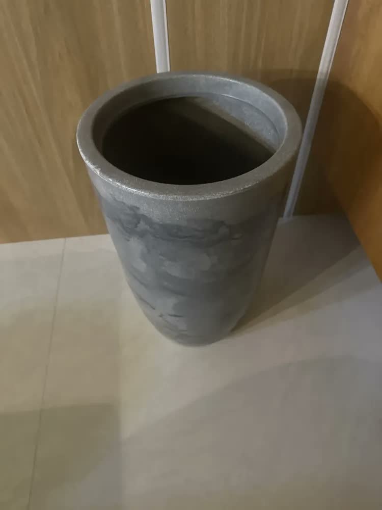 foto de Vaso para Plantas Cone Decorativo Polietileno com Prato 48x29cm Grafite Luxo Grande Resistente para Jardim Sala Varanda Área Externa Interna Flores Folhagens Decoração Moderna Elegante Durável