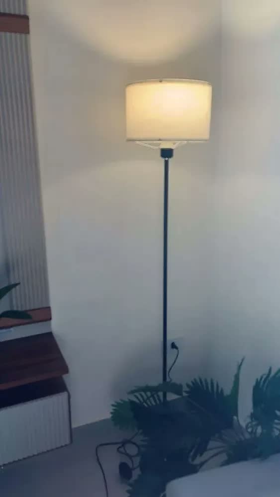 foto de Luminária de Pé LucZeng de Ferro Com Lâmpada LED, Base Preta e Cúpula de Linho