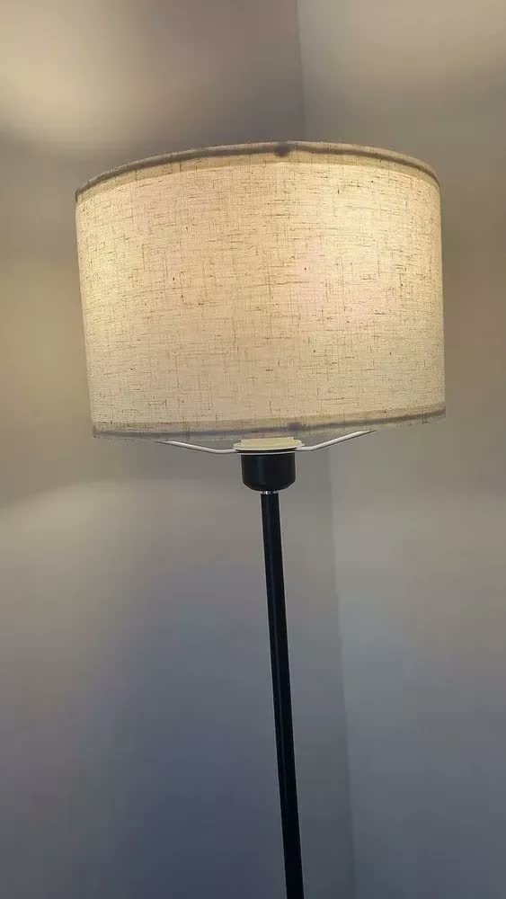foto de Luminária de Pé LucZeng de Ferro Com Lâmpada LED, Base Preta e Cúpula de Linho