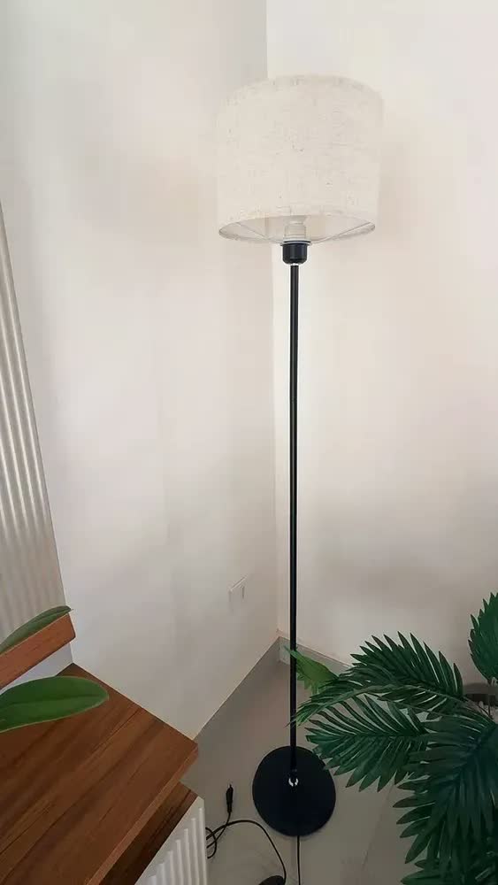 foto de Luminária de Pé LucZeng de Ferro Com Lâmpada LED, Base Preta e Cúpula de Linho