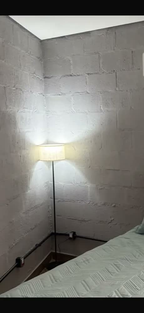 foto de Luminária de Pé LucZeng de Ferro Com Lâmpada LED, Base Preta e Cúpula de Linho