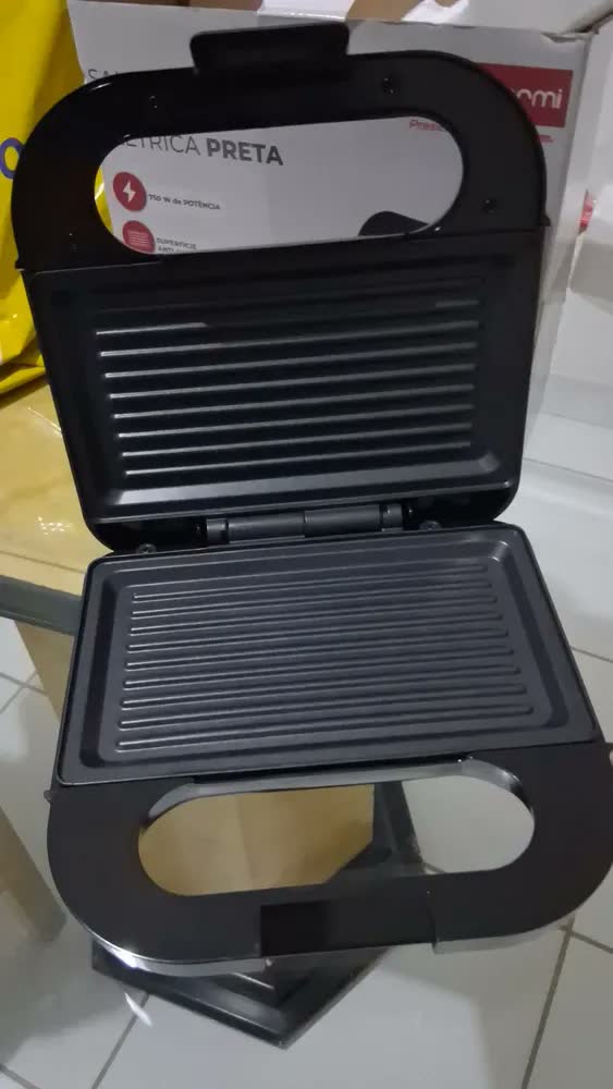 foto de Sanduicheira Elétrica Preta Luxe Grill 2 em 1 Antiaderente Multiuso 750W Inox Preto Compacta para Sanduíches e Grill Elétrico Prático Viacruz