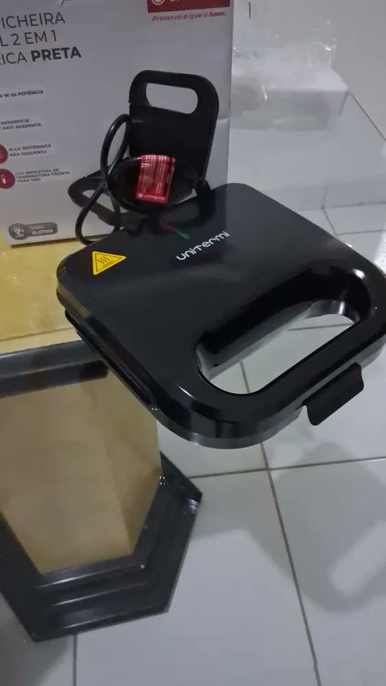 foto de Sanduicheira Elétrica Preta Luxe Grill 2 em 1 Antiaderente Multiuso 750W Inox Preto Compacta para Sanduíches e Grill Elétrico Prático Viacruz