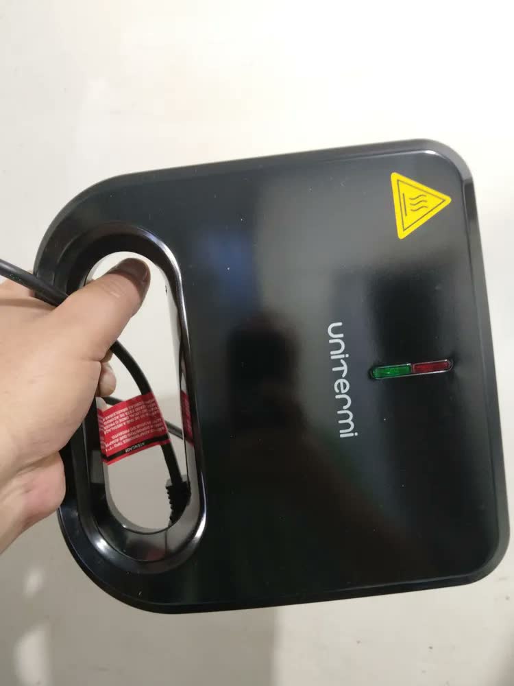 foto de Sanduicheira Elétrica Preta Luxe Grill 2 em 1 Antiaderente Multiuso 750W Inox Preto Compacta para Sanduíches e Grill Elétrico Prático Viacruz
