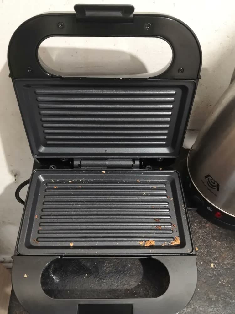 foto de Sanduicheira Elétrica Preta Luxe Grill 2 em 1 Antiaderente Multiuso 750W Inox Preto Compacta para Sanduíches e Grill Elétrico Prático Viacruz