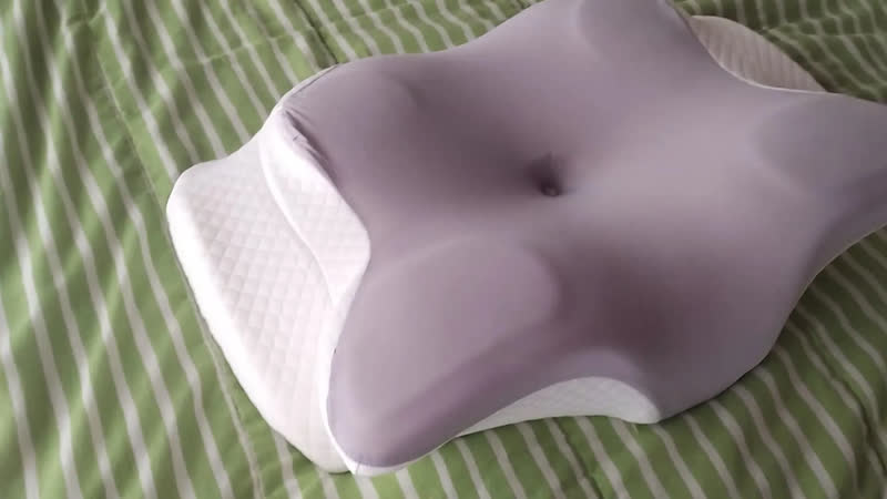 foto de Pluma Negra Travesseiro Cervical Ortopédico Ergonômico para Alívio de Dores no Pescoço, Ombros e Coluna, Espuma Viscoelástica, Suporte Cervical, para Dormir de Lado, Costas e Barriga Confortável,Cinza