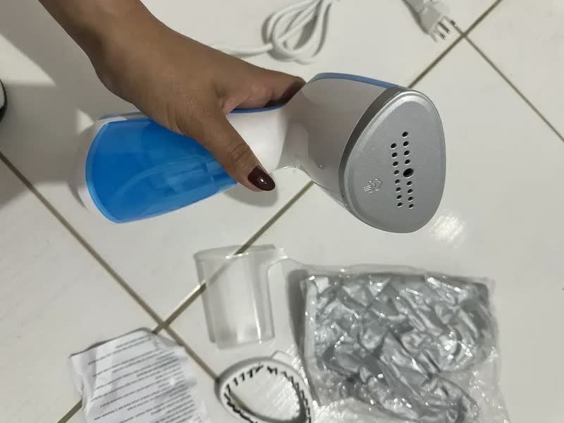foto de Passadeira A Vapor Portátil 1500W Aquecimento Rápido 20S Para Vários Tecidos Chiyumc Ferro Vaporizador Vertical De Mão,Removedor De Rugas,Higienizador Limpeza,Tira Pelos,Ideal Para Viagens E Para Casa