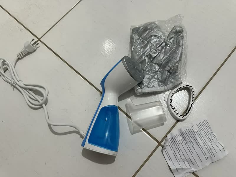 foto de Passadeira A Vapor Portátil 1500W Aquecimento Rápido 20S Para Vários Tecidos Chiyumc Ferro Vaporizador Vertical De Mão,Removedor De Rugas,Higienizador Limpeza,Tira Pelos,Ideal Para Viagens E Para Casa
