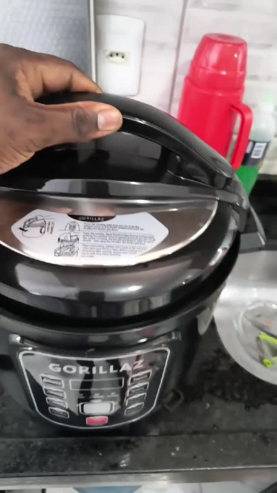foto de PANELA DE PRESSÃO ELÉTRICA GORILLAZ PRETA 6L 1050W 8 em 1 - Kitchen Style