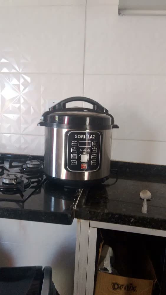 foto de PANELA DE PRESSÃO ELÉTRICA GORILLAZ PRETA 6L 1050W 8 em 1 - Kitchen Style