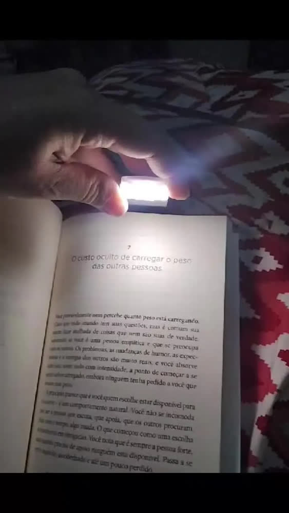 foto de Luminária LED para Leitura USB Recarregável Portátil com Clipe – ALVOO HOME TEXTIL