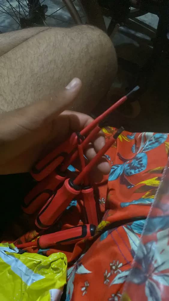 foto de Kit Jogo 6 Chaves Isoladas Imantadas Fenda Philips Ferramenta Profissional Eletricista Tomada Disjuntor Emborrachada Isolada Anti Eletricidade Anti Choque Fenda E Phillps Estrela Hexon