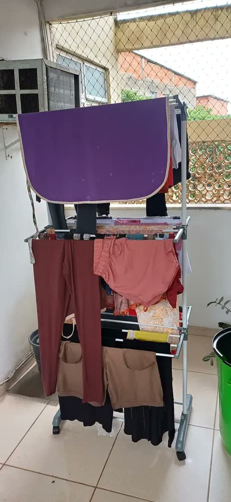 foto de Varal Chão Dobrável 3 Andares 30kg Com Rodinhas E Cabides