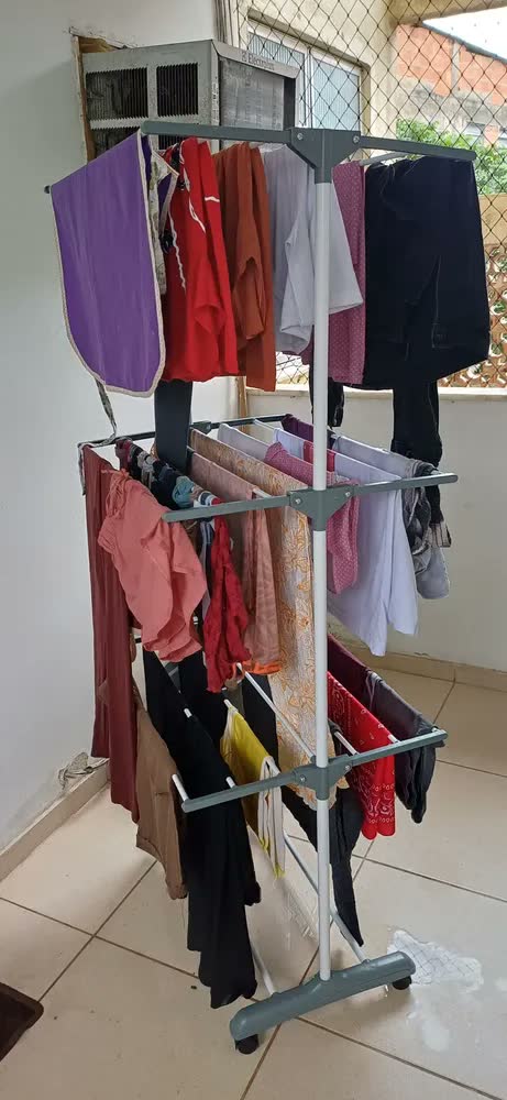 foto de Varal Chão Dobrável 3 Andares 30kg Com Rodinhas E Cabides